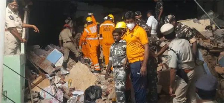 విశాఖ రామజోగిపేటలో కూలిన మూడంతస్తుల భవనం | BSR NEWS|