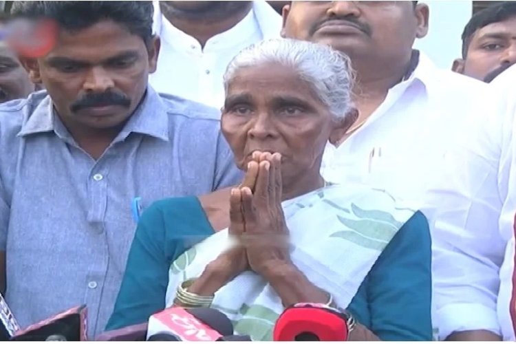 Kodi Kathi Case: రాజ్ భవన్ కు వచ్చిన కోడికత్తి శ్రీను తల్లి, సోదరుడు... గవర్నర్ కు వినతిపత్రం అందజేత