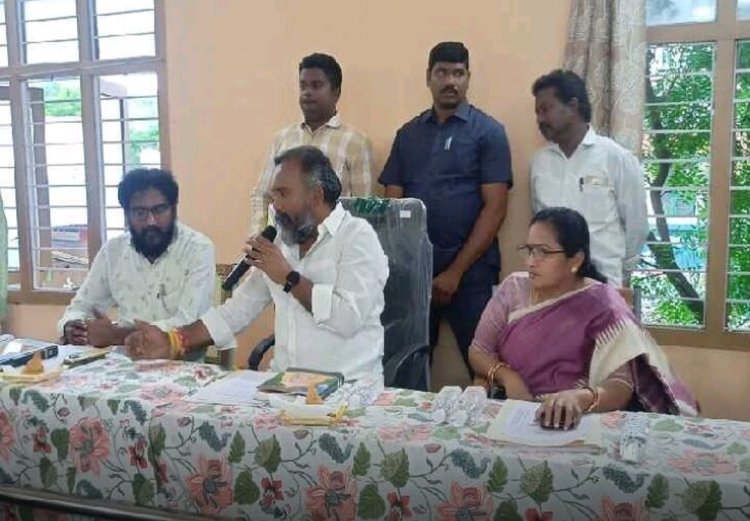 పూతలపట్టు ఎమ్మెల్యే కీలక ఆదేశాలు పూతలపట్టు నియోజకవర్గంలో జులై 1న పండగ వాతావరణంలో లబ్ధిదారులకు పింఛన్లు పంపిణీ చేయాలని ఎమ్మెల్యే మురళిమోహన్ అధికారులను ఆదేశించారు. BSR NEWS