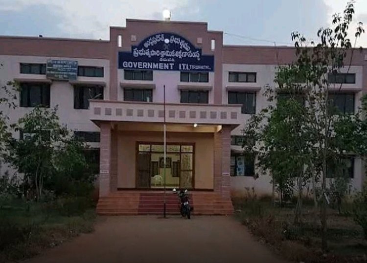 తిరుపతి : 20న జాబ్ మేళా పద్మావతిపురంలోని ప్రభుత్వ ఐటిఐ కళాశాలలో ఈనెల 20వ తేదీ జాబ్ మేళా నిర్వహిస్తున్నట్లు తిరుపతి జిల్లా నైపుణ్యభివృద్ధి శాఖ అధికారి లోకనాథం పేర్కొన్నారు BSR NEWS